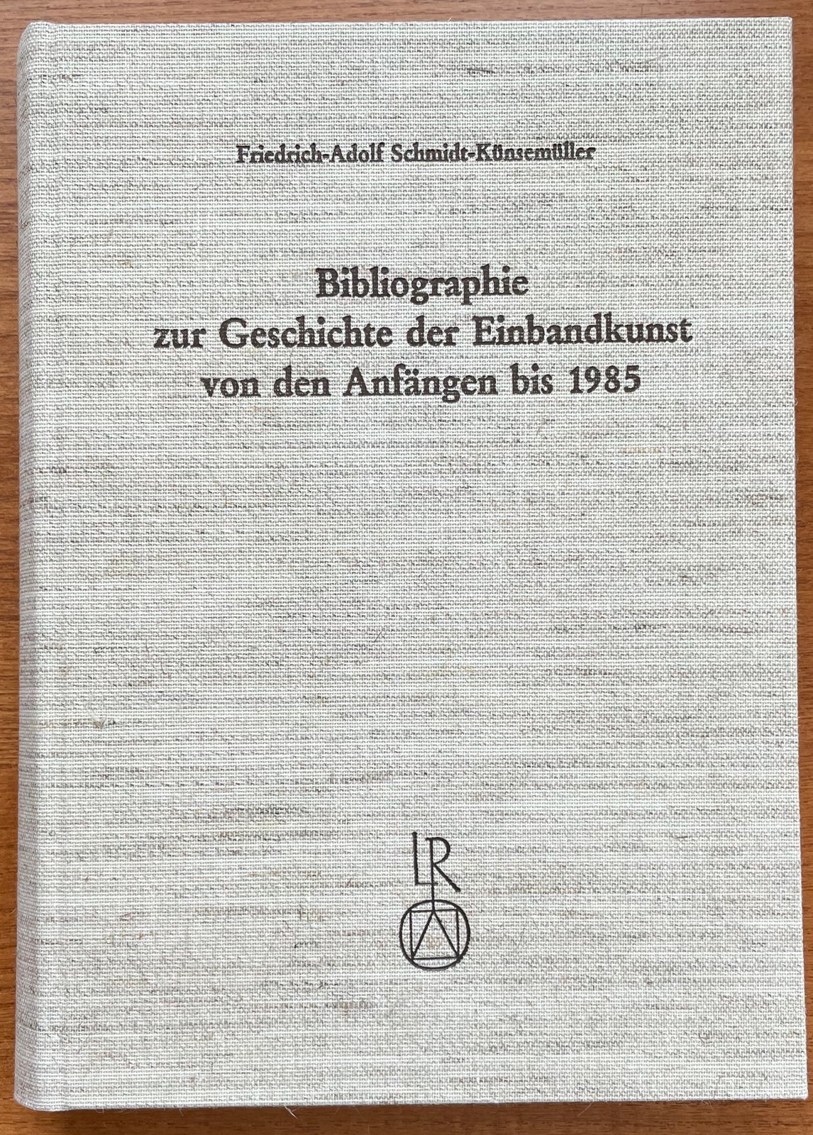 Item #12526 Bibliographie zur Geschichte der Einbandkunst von den Anfängen bis 1985. Friedrick-Adolf Schmidt-Kunsemuller.